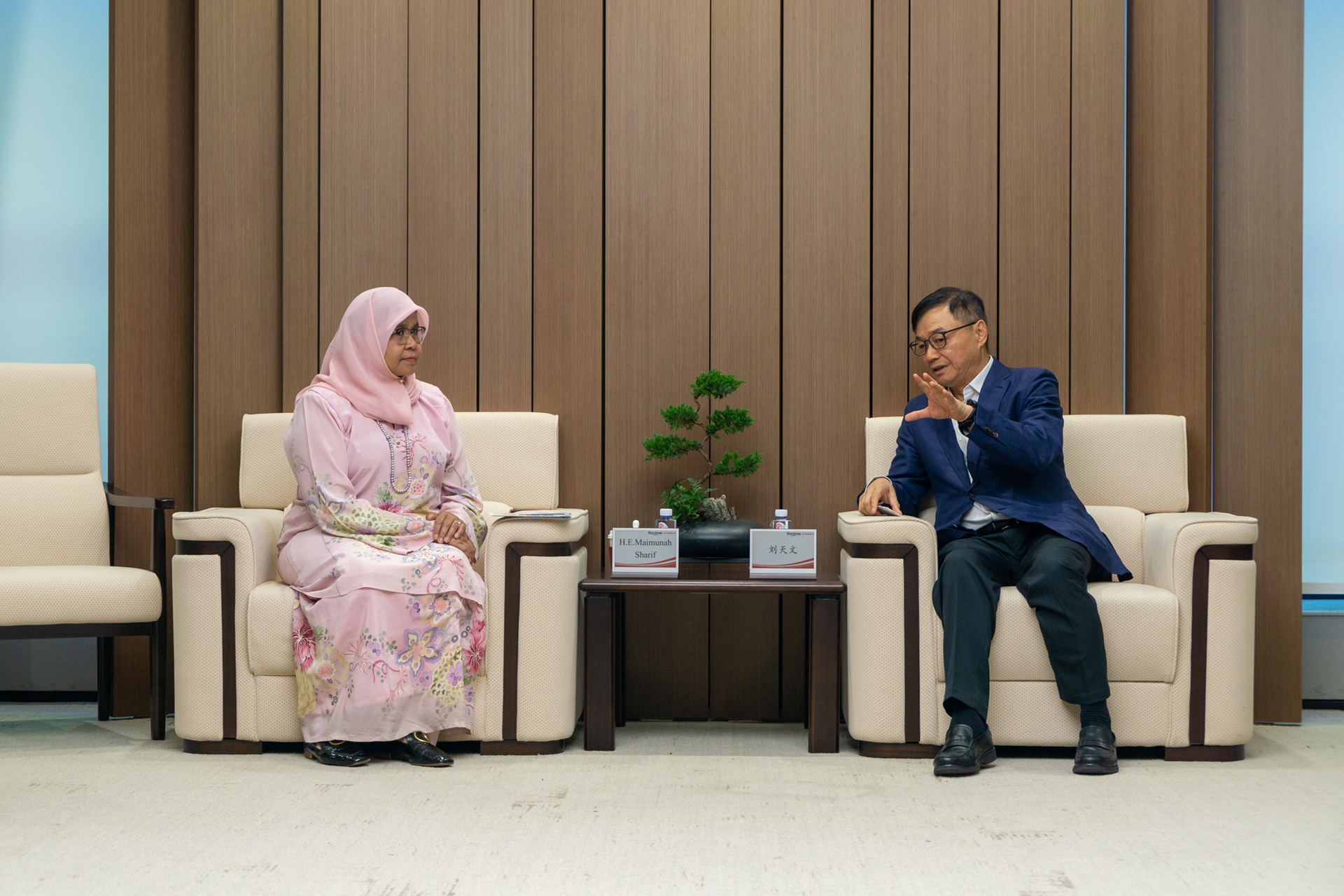 联合国副秘书长、人居署执行主任谢里夫女士一行到访明升mansion88动力